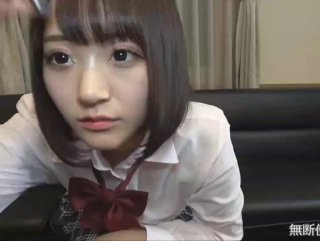 [脸部认正!]女孩此年纪就是青涩 ，慢慢抓着棒棒放入还略显紧张模样非常诱人